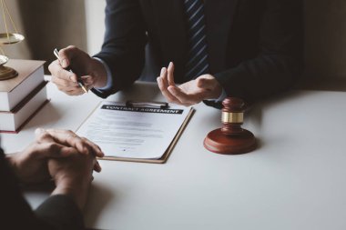 Müvekkillere ifade verecek avukat kavramları ve davalarda danışmanlık yapmak, hukuki yardım sağlamak, hukuku ve adaleti korumak, şeffaflıkla devam etmek, davaları mahkemede savunmak için avukatlar..