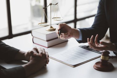 Müvekkillere ifade verecek avukat kavramları ve davalarda danışmanlık yapmak, hukuki yardım sağlamak, hukuku ve adaleti korumak, şeffaflıkla devam etmek, davaları mahkemede savunmak için avukatlar..