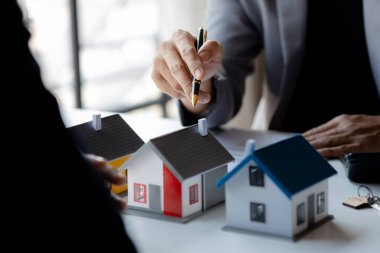 Emlakçılar, konut modellerini müşterilere ayrıntılı bir şekilde anlatma, evler ve satın alma kredileri hakkında bilgi verme ve sunma konularında açıklar. Gayrimenkul ticareti.