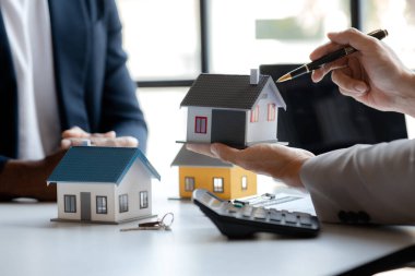 Emlakçılar, konut modellerini müşterilere ayrıntılı bir şekilde anlatma, evler ve satın alma kredileri hakkında bilgi verme ve sunma konularında açıklar. Gayrimenkul ticareti.