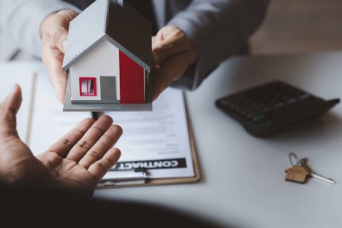 Emlakçılar, konut modellerini müşterilere ayrıntılı bir şekilde anlatma, evler ve satın alma kredileri hakkında bilgi verme ve sunma konularında açıklar. Gayrimenkul ticareti.