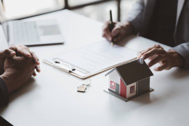 Emlakçılar, konut modellerini müşterilere ayrıntılı bir şekilde anlatma, evler ve satın alma kredileri hakkında bilgi verme ve sunma konularında açıklar. Gayrimenkul ticareti.
