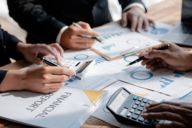 Satış departmanı bunu bölüm müdürüne götürmek için aylık bir toplantı yapıyor. Müdüre götürmeden önce hazırlanan belgelerin doğruluğunu kontrol ediyorlar.