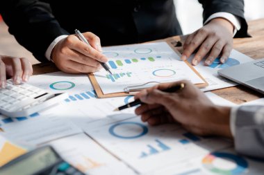 Satış departmanı bunu bölüm müdürüne götürmek için aylık bir toplantı yapıyor. Müdüre götürmeden önce hazırlanan belgelerin doğruluğunu kontrol ediyorlar.