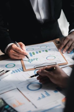 Satış departmanı bunu bölüm müdürüne götürmek için aylık bir toplantı yapıyor. Müdüre götürmeden önce hazırlanan belgelerin doğruluğunu kontrol ediyorlar.