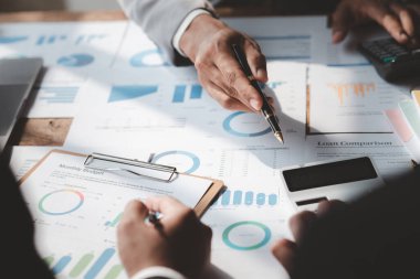 Satış departmanı bunu bölüm müdürüne götürmek için aylık bir toplantı yapıyor. Müdüre götürmeden önce hazırlanan belgelerin doğruluğunu kontrol ediyorlar.