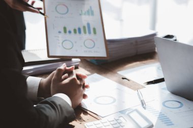 Satış departmanı bunu bölüm müdürüne götürmek için aylık bir toplantı yapıyor. Müdüre götürmeden önce hazırlanan belgelerin doğruluğunu kontrol ediyorlar.