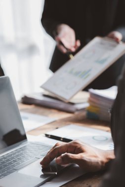 Satış departmanı bunu bölüm müdürüne götürmek için aylık bir toplantı yapıyor. Müdüre götürmeden önce hazırlanan belgelerin doğruluğunu kontrol ediyorlar.