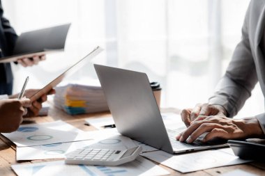 Satış departmanı bunu bölüm müdürüne götürmek için aylık bir toplantı yapıyor. Müdüre götürmeden önce hazırlanan belgelerin doğruluğunu kontrol ediyorlar.