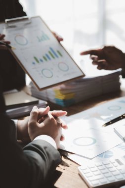 Satış departmanı bunu bölüm müdürüne götürmek için aylık bir toplantı yapıyor. Müdüre götürmeden önce hazırlanan belgelerin doğruluğunu kontrol ediyorlar.