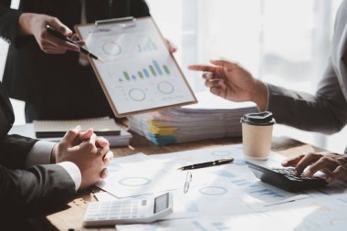 Satış departmanı bunu bölüm müdürüne götürmek için aylık bir toplantı yapıyor. Müdüre götürmeden önce hazırlanan belgelerin doğruluğunu kontrol ediyorlar.