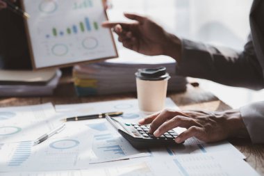 Satış departmanı bunu bölüm müdürüne götürmek için aylık bir toplantı yapıyor. Müdüre götürmeden önce hazırlanan belgelerin doğruluğunu kontrol ediyorlar.