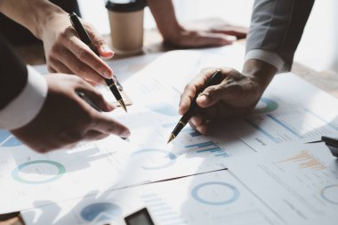 Satış departmanı bunu bölüm müdürüne götürmek için aylık bir toplantı yapıyor. Müdüre götürmeden önce hazırlanan belgelerin doğruluğunu kontrol ediyorlar.