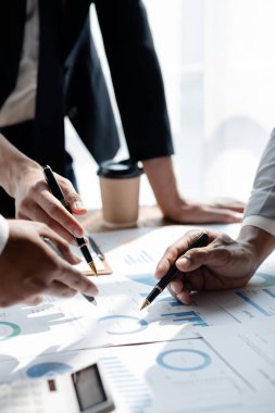 Satış departmanı bunu bölüm müdürüne götürmek için aylık bir toplantı yapıyor. Müdüre götürmeden önce hazırlanan belgelerin doğruluğunu kontrol ediyorlar.