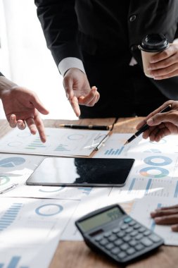 Satış departmanı bunu bölüm müdürüne götürmek için aylık bir toplantı yapıyor. Müdüre götürmeden önce hazırlanan belgelerin doğruluğunu kontrol ediyorlar.