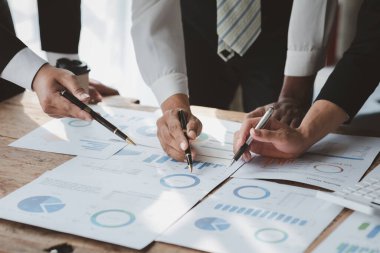 Satış departmanı bunu bölüm müdürüne götürmek için aylık bir toplantı yapıyor. Müdüre götürmeden önce hazırlanan belgelerin doğruluğunu kontrol ediyorlar.