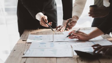 Satış departmanı bunu bölüm müdürüne götürmek için aylık bir toplantı yapıyor. Müdüre götürmeden önce hazırlanan belgelerin doğruluğunu kontrol ediyorlar.