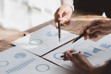 Satış departmanı bunu bölüm müdürüne götürmek için aylık bir toplantı yapıyor. Müdüre götürmeden önce hazırlanan belgelerin doğruluğunu kontrol ediyorlar.