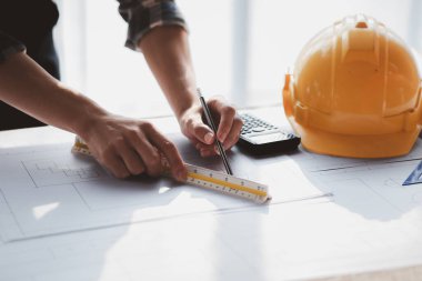 Mimarlar, evin ev sahibinin ihtiyaçlarına ve inşaat standartlarına uygun şekilde tasarlanmasına dikkat çektiler. Ev tasarımı fikirleri.