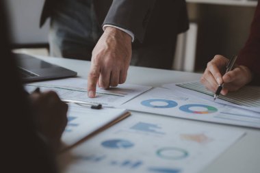 İş adamı grubu ofiste toplanıyor, finans ve finans yönetimi konusunda toplanıyorlar, iş ortakları. Yeni başlayan şirketler için konsept mali yönetim