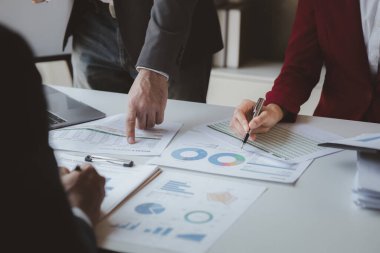 İş adamı grubu ofiste toplanıyor, finans ve finans yönetimi konusunda toplanıyorlar, iş ortakları. Yeni başlayan şirketler için konsept mali yönetim