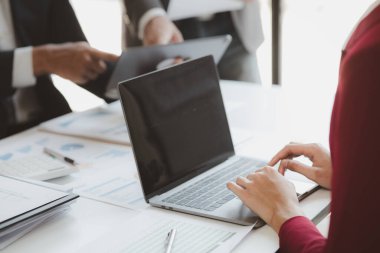 İş adamı grubu ofiste toplanıyor, finans ve finans yönetimi konusunda toplanıyorlar, iş ortakları. Yeni başlayan şirketler için konsept mali yönetim