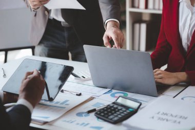 İş adamı grubu ofiste toplanıyor, finans ve finans yönetimi konusunda toplanıyorlar, iş ortakları. Yeni başlayan şirketler için konsept mali yönetim