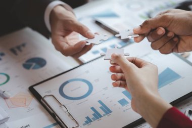 İş adamı grubu ofiste toplanıyor, finans ve finans yönetimi konusunda toplanıyorlar, iş ortakları. Yeni başlayan şirketler için konsept mali yönetim