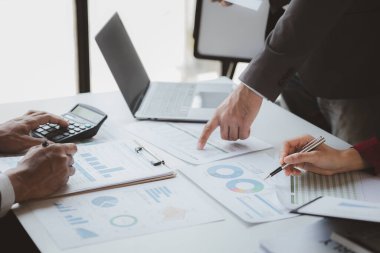 İş adamı grubu ofiste toplanıyor, finans ve finans yönetimi konusunda toplanıyorlar, iş ortakları. Yeni başlayan şirketler için konsept mali yönetim