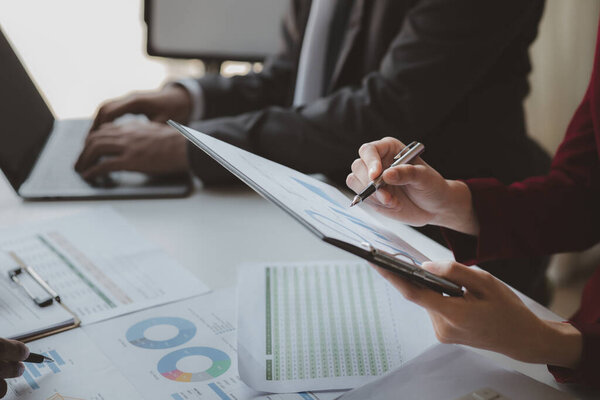 Деловые люди встречаются в офисе, встречаются на тему финансов и финансового менеджмента, являются деловыми партнерами. Концепция финансового управления для стартап-компаний