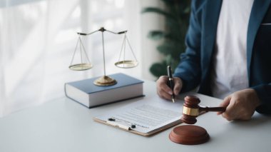 Müvekkillere ifade verecek avukat kavramları ve davalarda danışmanlık yapmak, hukuki yardım sağlamak, hukuku ve adaleti korumak, şeffaflıkla devam etmek, davaları mahkemede savunmak için avukatlar..