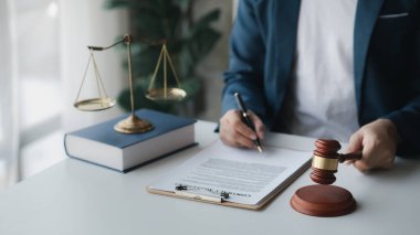 Müvekkillere ifade verecek avukat kavramları ve davalarda danışmanlık yapmak, hukuki yardım sağlamak, hukuku ve adaleti korumak, şeffaflıkla devam etmek, davaları mahkemede savunmak için avukatlar..