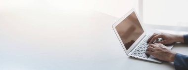 Laptop klavyesinde yazan kişi, dizüstü bilgisayarda çalışan iş adamı, iş arkadaşlarına mesaj yazıyor ve toplantıyı özetlemek için mali bilgi tablosu hazırlıyor..