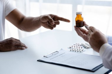 Doctor are recommending medicines to patients after being examined and diagnosed by the patient's doctor, the concept of treatment and symptomatic medication dispensing by the pharmacist.