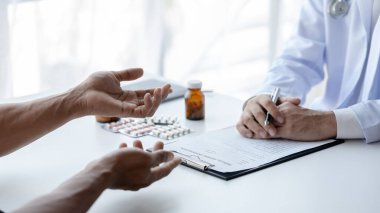 Doctor are recommending medicines to patients after being examined and diagnosed by the patient's doctor, the concept of treatment and symptomatic medication dispensing by the pharmacist.