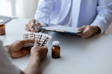 Doctor are recommending medicines to patients after being examined and diagnosed by the patient's doctor, the concept of treatment and symptomatic medication dispensing by the pharmacist.