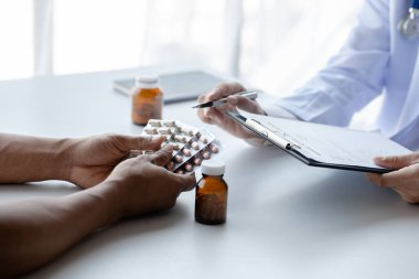 Doctor are recommending medicines to patients after being examined and diagnosed by the patient's doctor, the concept of treatment and symptomatic medication dispensing by the pharmacist.
