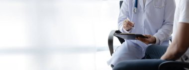 Doctor are recommending medicines to patients after being examined and diagnosed by the patient's doctor, the concept of treatment and symptomatic medication dispensing by the pharmacist.