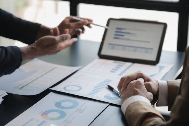 Satış departmanı bunu bölüm müdürüne götürmek için aylık bir toplantı yapıyor. Müdüre götürmeden önce hazırlanan belgelerin doğruluğunu kontrol ediyorlar.