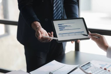 Satış departmanı bunu bölüm müdürüne götürmek için aylık bir toplantı yapıyor. Müdüre götürmeden önce hazırlanan belgelerin doğruluğunu kontrol ediyorlar.