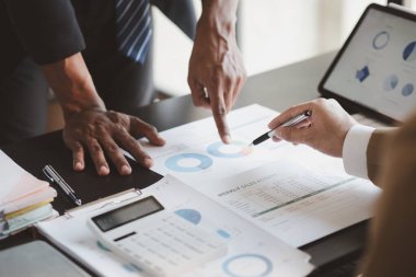 Satış departmanı bunu bölüm müdürüne götürmek için aylık bir toplantı yapıyor. Müdüre götürmeden önce hazırlanan belgelerin doğruluğunu kontrol ediyorlar.