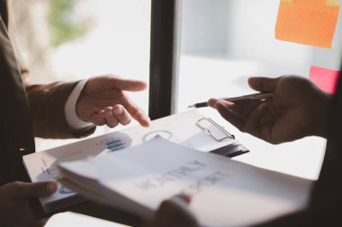 Satış departmanı bunu bölüm müdürüne götürmek için aylık bir toplantı yapıyor. Müdüre götürmeden önce hazırlanan belgelerin doğruluğunu kontrol ediyorlar.