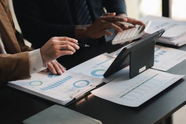 Satış departmanı bunu bölüm müdürüne götürmek için aylık bir toplantı yapıyor. Müdüre götürmeden önce hazırlanan belgelerin doğruluğunu kontrol ediyorlar.