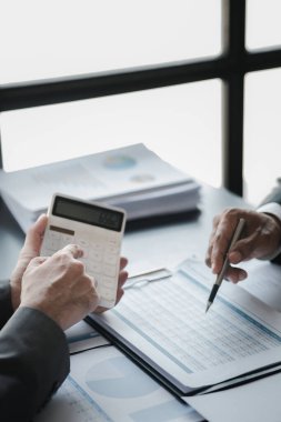 Satış departmanı bunu bölüm müdürüne götürmek için aylık bir toplantı yapıyor. Müdüre götürmeden önce hazırlanan belgelerin doğruluğunu kontrol ediyorlar.