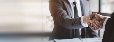 İş yatırımcıları el ele tutuşuyor, iki işadamı iş konusunda hemfikir ve başarılı bir pazarlıktan sonra el sıkışıyor. El sıkışmak Batının selamlaması ya da kutlamasıdır..