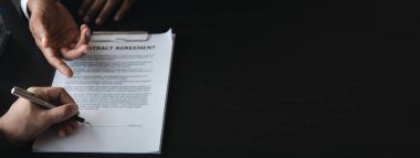 Ev satış temsilcileri ve satış temsilcileri projedeki evleri görmek isteyen müşterilere projede konut detaylarını tavsiye ediyorlar. Gayrimenkul ticareti.