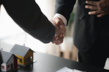 Ev satış temsilcileri ve satış temsilcileri projedeki evleri görmek isteyen müşterilere projede konut detaylarını tavsiye ediyorlar. Gayrimenkul ticareti.