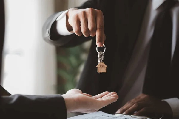 Home Rental Company Employee Handing House Keys Customer Who Has — Stockfoto