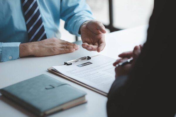 Человек посещает собеседование с менеджером, чтобы присоединиться к компании, он держит резюме и интервью с информацией, представляющей себя и его способность работать. Концепция работы.