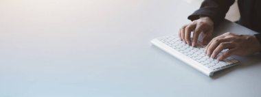 Bir bilgisayar klavyesinde yazan kişi, iş adamı bir şirkette çalışıyor, iş arkadaşlarına mesajlar yazıyor ve toplantıları özetliyor. Boşluğu kopyala.